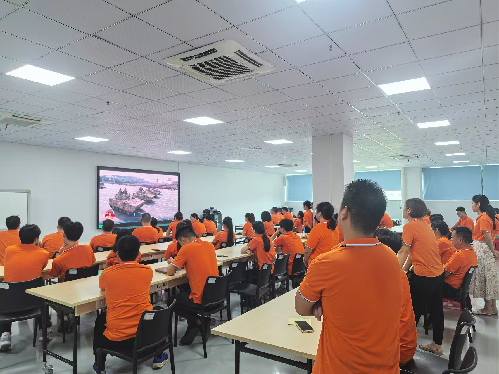 恩創(chuàng)科技-熱血鑄軍魂，同心向未來——恩創(chuàng)員工共觀閱兵儀式